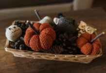 Knitted pumpkins in a basket